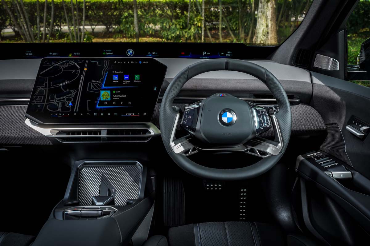 全新一代 2026 BMW iX3 在马来西亚市场的反应相当不错!根据 BMW Malaysia 向本地媒体透露的消息,首批引进我国的 50辆 BMW iX3 50 xDrive M Sport Pro 已经全部售罄,不过目前官方仍然继续接受新车预订。
全新 BMW iX3 在今年8月6日正式于我国发布,目前仅提供 iX3 50 xDrive M Sport Pro 单一版本,标准售价为 RM378,800,包含2年不限里程原厂保固;若选择包含延长保固及原厂保养配套的版本,售价则为 RM399,800。
值得一提的是,目前引进马来西亚的这一批车型并不是中国市场的长轴距版本,而是由 BMW 位于匈牙利 Debrecen 的全新工厂生产,并采用标准轴距车身设定。首批仅有50辆配额,而BMW Malaysia已经确认这批车辆全部售出。
Neue Klasse全新世代,469 Hp、805 km WLTP续航
这一代 BMW iX3 是 BMW 全新 Neue Klasse 架构下首款正式量产的车型,无论是电驱系统、电池、电子架构还是车内操作界面,都和上一代iX3有非常大的差异。
大马版 iX3 50 xDrive 搭载 BMW 第六代 Gen6 eDrive 电驱技术,采用前后双电机以及 xDrive 四轮驱动系统,综合最大输出达到 469 Hp,峰值扭矩为 645 Nm,0-100 km/h加速只需要 4.9秒,极速则达到210 km/h。
电池方面,新车搭载可用容量达到 108.7 kWh 的高压电池,并采用全新的圆柱形电芯设计。在WLTP测试标准下,其纯电续航达到 678 km至最高805 km,这也让iX3成为目前BMW旗下续航能力最强的纯电车型之一。
充电性能同样是Neue Klasse的一大重点。得益于全新的 800V高压电气架构,BMW iX3最高能够支持 400 kW DC快充,在理想情况下从10%充至80%只需要约21分钟,而充电10分钟最高就能够增加约 372 km WLTP续航。
另外,新车也原厂支持最高 22 kW AC充电,在相应的充电设备下,由0%充至100%最低约需5小时30分钟。
车身比现款X3更有未来感
全新iX3采用BMW新世代设计语言,最明显的变化自然是车头重新采用更加细长、垂直排列的BMW Kidney Grille设计,同时进一步简化车身线条,整体外观和目前的燃油版X3已经有明显区别。
标准轴距版本车身尺寸为 4,782 mm × 1,895 mm × 1,635 mm,轴距达到 2,897 mm,整体仍然属于中型豪华SUV级别。
内装也是Neue Klasse的一大改变,传统仪表设计被重新调整,并导入全新的 BMW Panoramic iDrive。驾驶资讯可以显示在接近挡风玻璃底部的位置,并配合中央触控屏幕以及新的BMW Operating System X使用。
另外,Neue Klasse还导入BMW称为 Heart of Joy 的全新车辆控制系统,把动力、煞车、动能回收以及部分动态控制功能集中处理,进一步提升系统反应速度以及车辆操控表现。
下一步还有中国生产的BMW iX3 L
而对于错过这首批50辆iX3的消费者来说,其实还有另一个值得注意的消息——BMW iX3长轴距版本已经被规划进入马来西亚市场。
根据本地媒体最新消息,中国生产的 BMW iX3 L 已经被列入未来的大马产品规划之中,预计后续将接替目前由匈牙利进口的标准轴距车型。
不过截至目前为止,BMW Malaysia尚未正式公布iX3 L的大马上市日期、最终规格以及售价,因此具体会引进哪个动力版本,目前仍有待官方进一步公布。
相比标准版iX3,长轴距iX3 L的轴距由 2,897 mm增加至3,005 mm,也就是足足增加 108 mm,主要强化后座乘坐空间以及舒适性。
中国版车型目前一共提供 30L、40L xDrive以及50L xDrive 三种版本,其中最高规格的iX3 50L xDrive在CLTC标准下拥有最高 919 km 的纯电续航,而0-100 km/h加速同样为4.9秒。
长轴距版本也针对后座乘客进行不少升级,例如更厚以及更长的座椅坐垫、后排椅背最高可调整至121度,同时部分版本还加入前乘客座腿托、座椅通风以及更多针对中国市场开发的智能化功能。
中国生产后,售价可能更有竞争力?
真正值得关注的其实还是价格。
目前大马版iX3是从匈牙利进口,而未来长轴距iX3 L则是在BMW位于中国沈阳的生产基地制造。按照本地媒体的分析,中国生产版本在进入我国时拥有更有利的税务条件,因此未来iX3 L的售价存在比目前 RM378,800 更低的可能性。
当然,目前BMW Malaysia还没有公布最终售价,因此现在讨论iX3 L会不会跌破RM300,000仍然言之过早。
不过从首批50辆标准轴距iX3这么快售罄来看,即使价格已经接近RM380,000,大马市场对于BMW全新Neue Klasse纯电车型显然还是存在一定需求。如果未来中国生产的长轴距车型真的能够进一步降低售价,同时提供更宽敞的后座空间,那么它对Mercedes-Benz GLC Electric、Porsche Macan Electric,甚至部分中国豪华纯电SUV的威胁都会更明显。
目前想购买BMW iX3的消费者仍然可以向BMW Malaysia以及授权经销商登记预订,至于下一批标准轴距车型是否会继续引进,又或者BMW会直接转向中国生产的iX3 L,相信会是接下来最值得留意的发展。