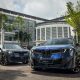全新一代 2026 BMW iX3 在马来西亚市场的反应相当不错!根据 BMW Malaysia 向本地媒体透露的消息,首批引进我国的 50辆 BMW iX3 50 xDrive M Sport Pro 已经全部售罄,不过目前官方仍然继续接受新车预订。 全新 BMW iX3 在今年8月6日正式于我国发布,目前仅提供 iX3 50 xDrive M Sport Pro 单一版本,标准售价为 RM378,800,包含2年不限里程原厂保固;若选择包含延长保固及原厂保养配套的版本,售价则为 RM399,800。 值得一提的是,目前引进马来西亚的这一批车型并不是中国市场的长轴距版本,而是由 BMW 位于匈牙利 Debrecen 的全新工厂生产,并采用标准轴距车身设定。首批仅有50辆配额,而BMW Malaysia已经确认这批车辆全部售出。 Neue Klasse全新世代,469 Hp、805 km WLTP续航 这一代 BMW iX3 是 BMW 全新 Neue Klasse 架构下首款正式量产的车型,无论是电驱系统、电池、电子架构还是车内操作界面,都和上一代iX3有非常大的差异。 大马版 iX3 50 xDrive 搭载 BMW 第六代 Gen6 eDrive 电驱技术,采用前后双电机以及 xDrive 四轮驱动系统,综合最大输出达到 469 Hp,峰值扭矩为 645 Nm,0-100 km/h加速只需要 4.9秒,极速则达到210 km/h。 电池方面,新车搭载可用容量达到 108.7 kWh 的高压电池,并采用全新的圆柱形电芯设计。在WLTP测试标准下,其纯电续航达到 678 km至最高805 km,这也让iX3成为目前BMW旗下续航能力最强的纯电车型之一。 充电性能同样是Neue Klasse的一大重点。得益于全新的 800V高压电气架构,BMW iX3最高能够支持 400 kW DC快充,在理想情况下从10%充至80%只需要约21分钟,而充电10分钟最高就能够增加约 372 km WLTP续航。 另外,新车也原厂支持最高 22 kW AC充电,在相应的充电设备下,由0%充至100%最低约需5小时30分钟。 车身比现款X3更有未来感 全新iX3采用BMW新世代设计语言,最明显的变化自然是车头重新采用更加细长、垂直排列的BMW Kidney Grille设计,同时进一步简化车身线条,整体外观和目前的燃油版X3已经有明显区别。 标准轴距版本车身尺寸为 4,782 mm × 1,895 mm × 1,635 mm,轴距达到 2,897 mm,整体仍然属于中型豪华SUV级别。 内装也是Neue Klasse的一大改变,传统仪表设计被重新调整,并导入全新的 BMW Panoramic iDrive。驾驶资讯可以显示在接近挡风玻璃底部的位置,并配合中央触控屏幕以及新的BMW Operating System X使用。 另外,Neue Klasse还导入BMW称为 Heart of Joy 的全新车辆控制系统,把动力、煞车、动能回收以及部分动态控制功能集中处理,进一步提升系统反应速度以及车辆操控表现。 下一步还有中国生产的BMW iX3 L 而对于错过这首批50辆iX3的消费者来说,其实还有另一个值得注意的消息——BMW iX3长轴距版本已经被规划进入马来西亚市场。 根据本地媒体最新消息,中国生产的 BMW iX3 L 已经被列入未来的大马产品规划之中,预计后续将接替目前由匈牙利进口的标准轴距车型。 不过截至目前为止,BMW Malaysia尚未正式公布iX3 L的大马上市日期、最终规格以及售价,因此具体会引进哪个动力版本,目前仍有待官方进一步公布。 相比标准版iX3,长轴距iX3 L的轴距由 2,897 mm增加至3,005 mm,也就是足足增加 108 mm,主要强化后座乘坐空间以及舒适性。 中国版车型目前一共提供 30L、40L xDrive以及50L xDrive 三种版本,其中最高规格的iX3 50L xDrive在CLTC标准下拥有最高 919 km 的纯电续航,而0-100 km/h加速同样为4.9秒。 长轴距版本也针对后座乘客进行不少升级,例如更厚以及更长的座椅坐垫、后排椅背最高可调整至121度,同时部分版本还加入前乘客座腿托、座椅通风以及更多针对中国市场开发的智能化功能。 中国生产后,售价可能更有竞争力? 真正值得关注的其实还是价格。 目前大马版iX3是从匈牙利进口,而未来长轴距iX3 L则是在BMW位于中国沈阳的生产基地制造。按照本地媒体的分析,中国生产版本在进入我国时拥有更有利的税务条件,因此未来iX3 L的售价存在比目前 RM378,800 更低的可能性。 当然,目前BMW Malaysia还没有公布最终售价,因此现在讨论iX3 L会不会跌破RM300,000仍然言之过早。 不过从首批50辆标准轴距iX3这么快售罄来看,即使价格已经接近RM380,000,大马市场对于BMW全新Neue Klasse纯电车型显然还是存在一定需求。如果未来中国生产的长轴距车型真的能够进一步降低售价,同时提供更宽敞的后座空间,那么它对Mercedes-Benz GLC Electric、Porsche Macan Electric,甚至部分中国豪华纯电SUV的威胁都会更明显。 目前想购买BMW iX3的消费者仍然可以向BMW Malaysia以及授权经销商登记预订,至于下一批标准轴距车型是否会继续引进,又或者BMW会直接转向中国生产的iX3 L,相信会是接下来最值得留意的发展。