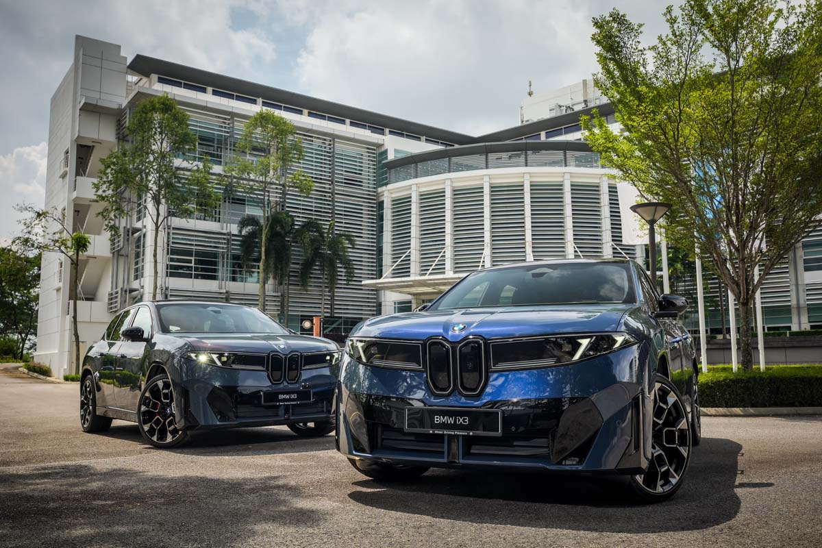 全新一代 2026 BMW iX3 在马来西亚市场的反应相当不错!根据 BMW Malaysia 向本地媒体透露的消息,首批引进我国的 50辆 BMW iX3 50 xDrive M Sport Pro 已经全部售罄,不过目前官方仍然继续接受新车预订。
全新 BMW iX3 在今年8月6日正式于我国发布,目前仅提供 iX3 50 xDrive M Sport Pro 单一版本,标准售价为 RM378,800,包含2年不限里程原厂保固;若选择包含延长保固及原厂保养配套的版本,售价则为 RM399,800。
值得一提的是,目前引进马来西亚的这一批车型并不是中国市场的长轴距版本,而是由 BMW 位于匈牙利 Debrecen 的全新工厂生产,并采用标准轴距车身设定。首批仅有50辆配额,而BMW Malaysia已经确认这批车辆全部售出。
Neue Klasse全新世代,469 Hp、805 km WLTP续航
这一代 BMW iX3 是 BMW 全新 Neue Klasse 架构下首款正式量产的车型,无论是电驱系统、电池、电子架构还是车内操作界面,都和上一代iX3有非常大的差异。
大马版 iX3 50 xDrive 搭载 BMW 第六代 Gen6 eDrive 电驱技术,采用前后双电机以及 xDrive 四轮驱动系统,综合最大输出达到 469 Hp,峰值扭矩为 645 Nm,0-100 km/h加速只需要 4.9秒,极速则达到210 km/h。
电池方面,新车搭载可用容量达到 108.7 kWh 的高压电池,并采用全新的圆柱形电芯设计。在WLTP测试标准下,其纯电续航达到 678 km至最高805 km,这也让iX3成为目前BMW旗下续航能力最强的纯电车型之一。
充电性能同样是Neue Klasse的一大重点。得益于全新的 800V高压电气架构,BMW iX3最高能够支持 400 kW DC快充,在理想情况下从10%充至80%只需要约21分钟,而充电10分钟最高就能够增加约 372 km WLTP续航。
另外,新车也原厂支持最高 22 kW AC充电,在相应的充电设备下,由0%充至100%最低约需5小时30分钟。
车身比现款X3更有未来感
全新iX3采用BMW新世代设计语言,最明显的变化自然是车头重新采用更加细长、垂直排列的BMW Kidney Grille设计,同时进一步简化车身线条,整体外观和目前的燃油版X3已经有明显区别。
标准轴距版本车身尺寸为 4,782 mm × 1,895 mm × 1,635 mm,轴距达到 2,897 mm,整体仍然属于中型豪华SUV级别。
内装也是Neue Klasse的一大改变,传统仪表设计被重新调整,并导入全新的 BMW Panoramic iDrive。驾驶资讯可以显示在接近挡风玻璃底部的位置,并配合中央触控屏幕以及新的BMW Operating System X使用。
另外,Neue Klasse还导入BMW称为 Heart of Joy 的全新车辆控制系统,把动力、煞车、动能回收以及部分动态控制功能集中处理,进一步提升系统反应速度以及车辆操控表现。
下一步还有中国生产的BMW iX3 L
而对于错过这首批50辆iX3的消费者来说,其实还有另一个值得注意的消息——BMW iX3长轴距版本已经被规划进入马来西亚市场。
根据本地媒体最新消息,中国生产的 BMW iX3 L 已经被列入未来的大马产品规划之中,预计后续将接替目前由匈牙利进口的标准轴距车型。
不过截至目前为止,BMW Malaysia尚未正式公布iX3 L的大马上市日期、最终规格以及售价,因此具体会引进哪个动力版本,目前仍有待官方进一步公布。
相比标准版iX3,长轴距iX3 L的轴距由 2,897 mm增加至3,005 mm,也就是足足增加 108 mm,主要强化后座乘坐空间以及舒适性。
中国版车型目前一共提供 30L、40L xDrive以及50L xDrive 三种版本,其中最高规格的iX3 50L xDrive在CLTC标准下拥有最高 919 km 的纯电续航,而0-100 km/h加速同样为4.9秒。
长轴距版本也针对后座乘客进行不少升级,例如更厚以及更长的座椅坐垫、后排椅背最高可调整至121度,同时部分版本还加入前乘客座腿托、座椅通风以及更多针对中国市场开发的智能化功能。
中国生产后,售价可能更有竞争力?
真正值得关注的其实还是价格。
目前大马版iX3是从匈牙利进口,而未来长轴距iX3 L则是在BMW位于中国沈阳的生产基地制造。按照本地媒体的分析,中国生产版本在进入我国时拥有更有利的税务条件,因此未来iX3 L的售价存在比目前 RM378,800 更低的可能性。
当然,目前BMW Malaysia还没有公布最终售价,因此现在讨论iX3 L会不会跌破RM300,000仍然言之过早。
不过从首批50辆标准轴距iX3这么快售罄来看,即使价格已经接近RM380,000,大马市场对于BMW全新Neue Klasse纯电车型显然还是存在一定需求。如果未来中国生产的长轴距车型真的能够进一步降低售价,同时提供更宽敞的后座空间,那么它对Mercedes-Benz GLC Electric、Porsche Macan Electric,甚至部分中国豪华纯电SUV的威胁都会更明显。
目前想购买BMW iX3的消费者仍然可以向BMW Malaysia以及授权经销商登记预订,至于下一批标准轴距车型是否会继续引进,又或者BMW会直接转向中国生产的iX3 L,相信会是接下来最值得留意的发展。