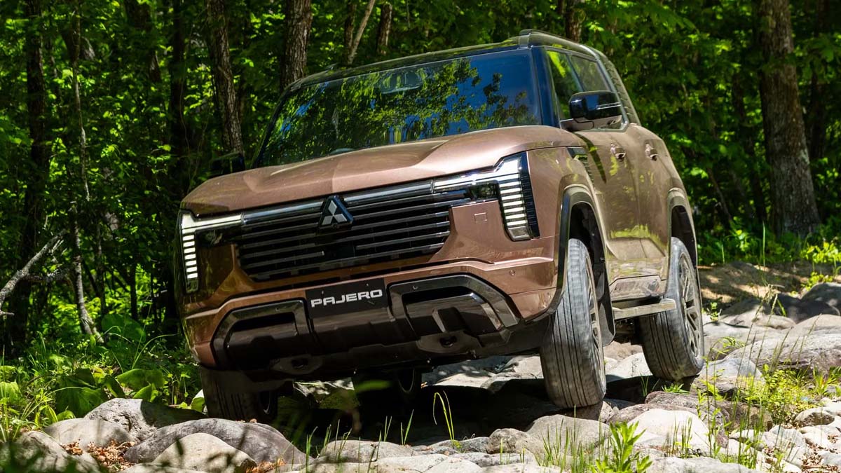 等待多年的 Mitsubishi Pajero 终于正式回归!作为品牌经典硬派SUV的回归之作,新一代 Pajero 将延续越野定位,并结合 Mitsubishi Triton 皮卡的技术基础,重新挑战越野SUV市场。