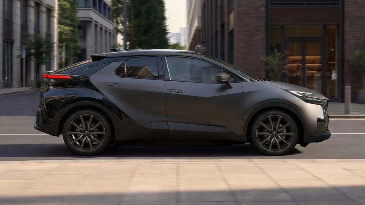 Toyota C-HR自2016年推出以来，凭借独特的轿跑SUV设计吸引全球消费者目光。如今，这款个性化跨界车型迎来十周年纪念，Toyota也针对欧洲市场的 C-HR GR Sport 版本进行升级，希望继续保持它在竞争激烈的紧凑型SUV市场中的吸引力。