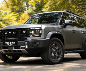 JETOUR T2 i-DM 试驾：355 Hp、610 Nm、纯电100 km，这台PHEV方盒子真的好开？