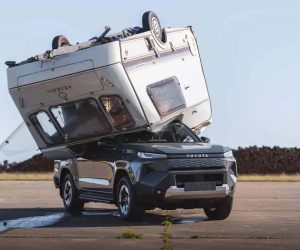 Toyota Hilux EV 有多强、房车压顶居然只受轻伤！