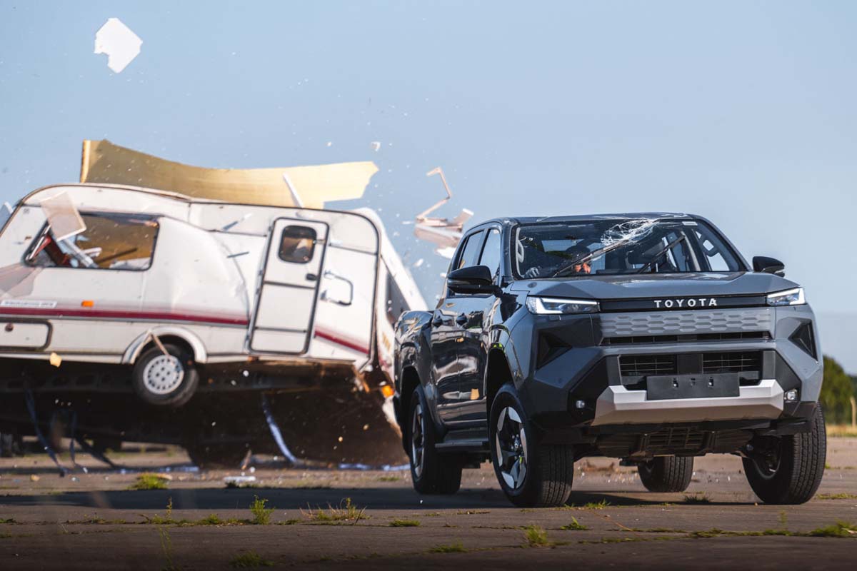 Toyota Hilux EV 有多强、房车压顶居然只受轻伤!