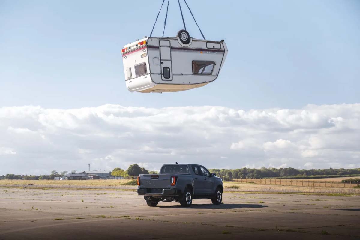 Toyota Hilux EV 有多强、房车压顶居然只受轻伤!